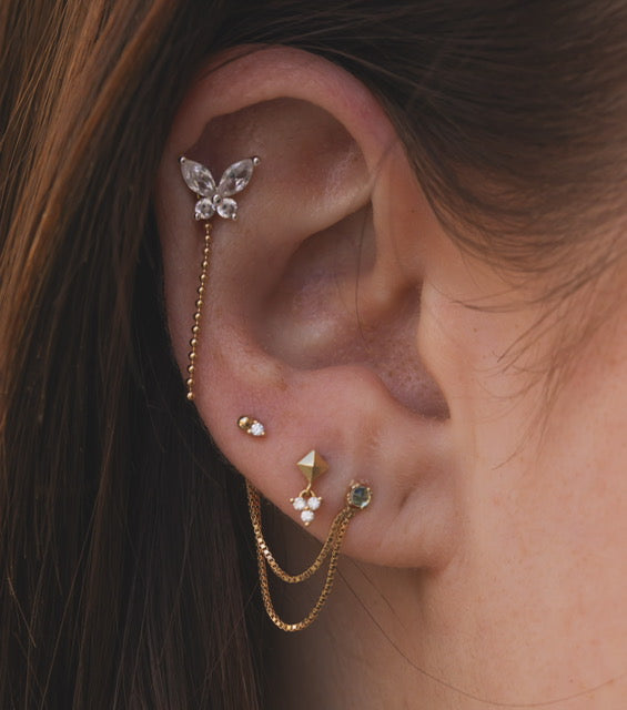 Ohr mit Piercingschmuck